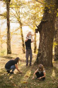 Servizio fotografico per famiglia nella natura di Serena Morandi | Valchiavenna, Valtellina, Lago di Como, Lecco, Milano, Lombardia