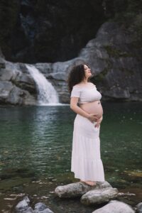 Servizio fotografico di gravidanza nella natura e a domicilio | Serena Morandi | Valchiavenna, Valtellina, Engadina, Lago di Como, Sondrio, Lecco, Milano, Lombardia